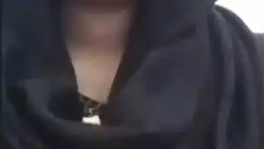 Topless hijab girl seduces boyfriend on live cam