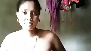 Cheating dehati hottie making her naked selfie in a bathroom