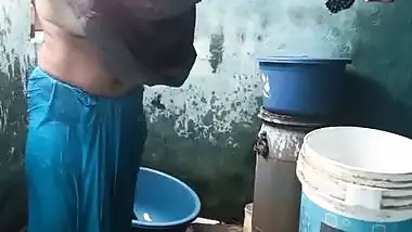 Mature aunty topless bathing caught on camera