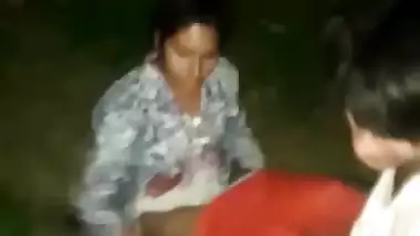 Desi couple mid night outdoor fucking