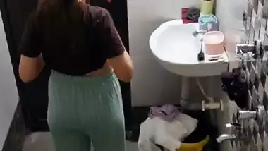 Neighbor girl boobs show before bathing viral MMS