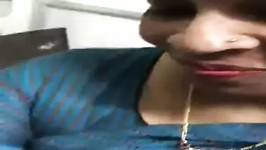 Indian female allows friend to film her XXX saggy boobies under sari